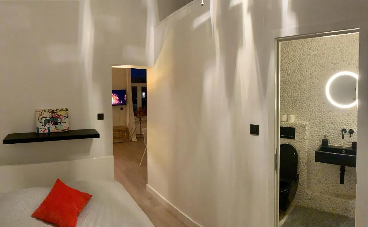 Sleep Inn - Black And White Modern Flat With Cityview Antwerpen