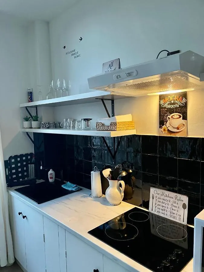 Sleep Inn - Black And White Modern Flat With Cityview Antwerp Belgium