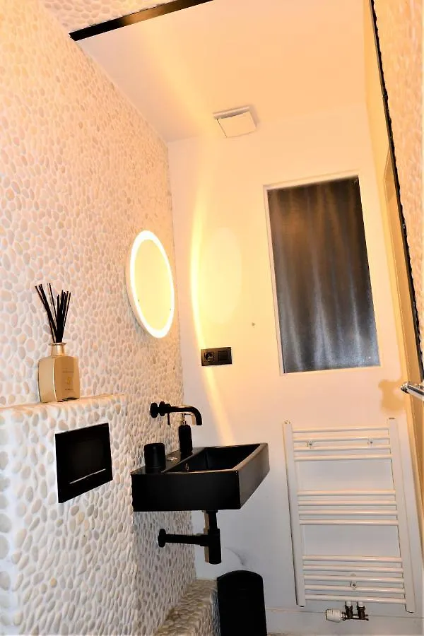 Sleep Inn - Black And White Modern Flat With Cityview Antwerp Apartment
